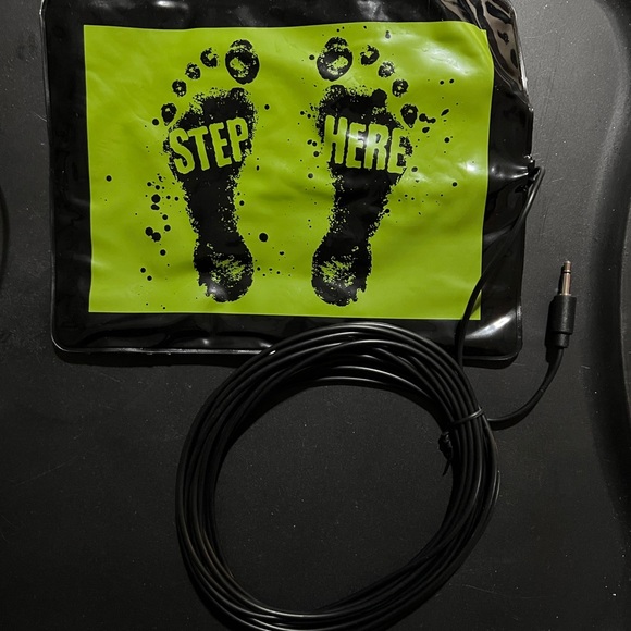 New Universal Step Pad Activator -Spirit Halloween.- 5 available - Picture 2 of 5